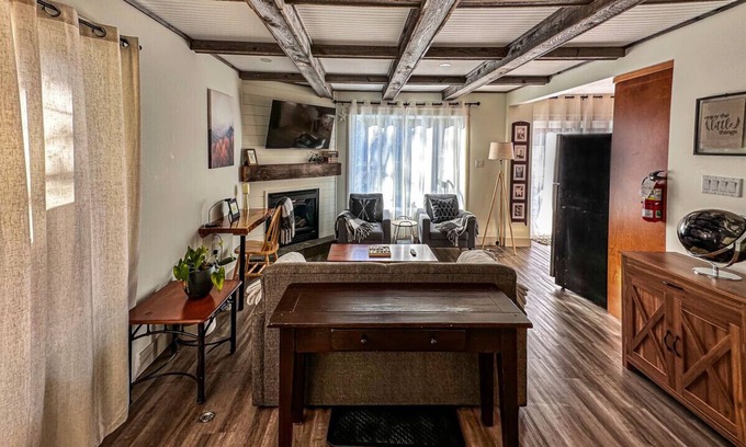 Collingwood House | Kickback in Beautiful tranquil centrally located condo