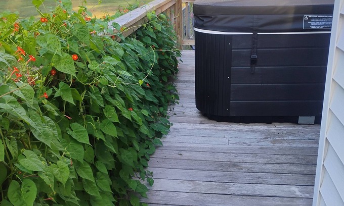 Kilmarnock House | Kilmarnock Rivah Retreat~Pooltable~MovieScreen~Hot Tub~NrbyShoppingDiningGoCarts