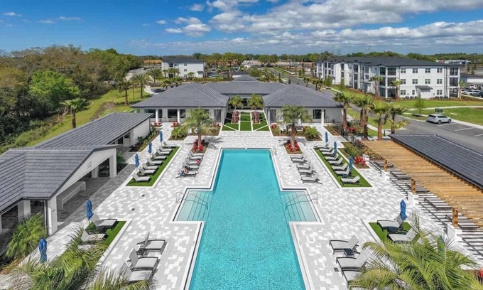 Southeast Orlando Apartment | King Apt |Pets allowed |15 min to Parks |Amenities