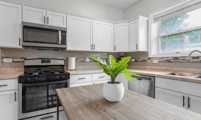 Cary House | King bed Crystal Lake Mchenry Cary Cozy