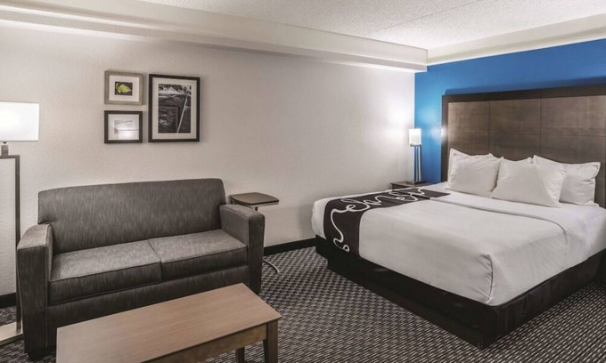 Ahwatukee Foothills House | King Bed Executive Room at La Quinta Inn & Suites by Wyndham Phoenix Chandler