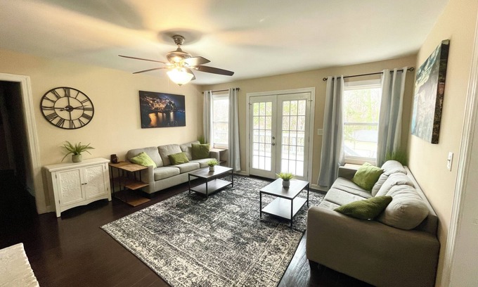 Charlotte House | King beds, 2 Living Rooms Fast WIFI, 6th Convertible Bedroom Available
