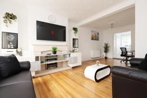 Bridgend House | King Beds - Dining Space - Ev Charger - Coffee - Contractor & Families