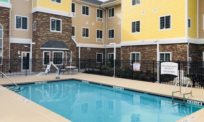 Lakeland Apartment | King Studio. Free Breakfast Buffet. Outdoor Pool. 15 Min to Downtown Lakeland.