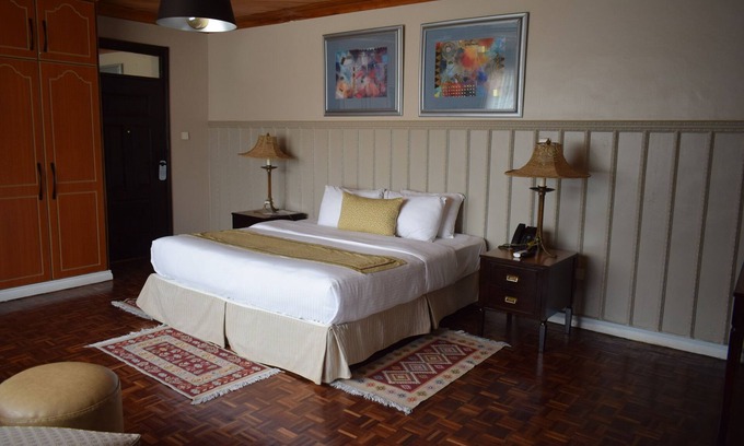 Gigiri Hotel | King Suite ensuite with Bath tab