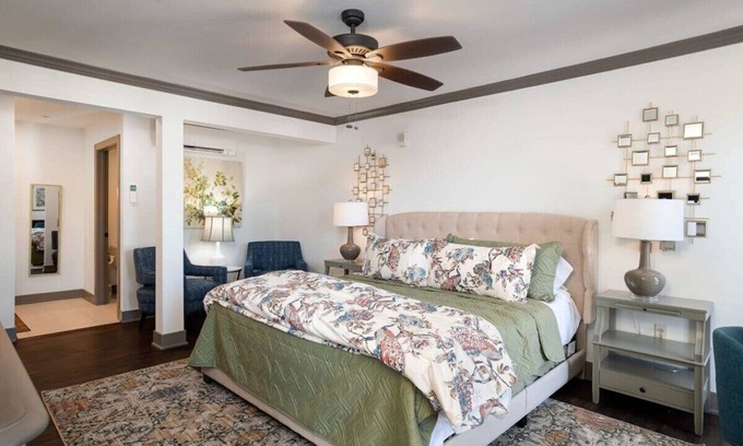 Parkville Apartment | King Suite on Main Relax and Unwind|Stay,Shop,Eat!