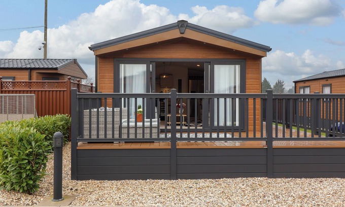 Evesham Cottage | KINGFISHER LODGE 36, with a garden in Evesham