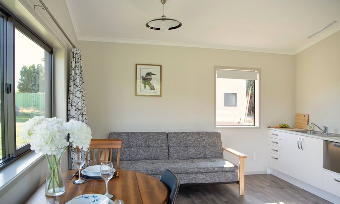 Taradale House | KINGFISHER LODGE - NAPIER HOLIDAY HOME, with a garden in Taradale