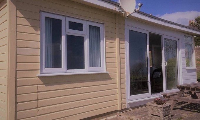 Ventnor Ski Chalet | Kings view villa, beach in walking distance