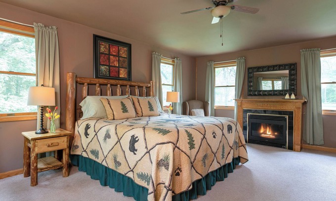 Triumph Cabin | Kishauwau Cabins - Jack's Deluxe Romantic cabin 10 minutes from Starved Rockn