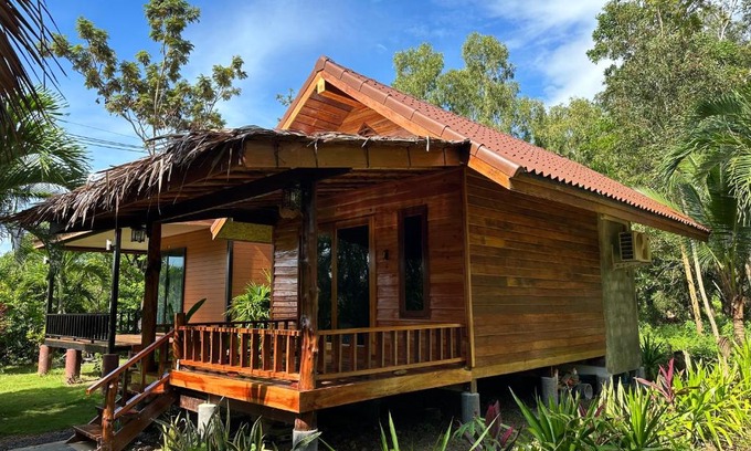 Nuea Khlong Hostel | Koh Jum Bungalow & Hostel
