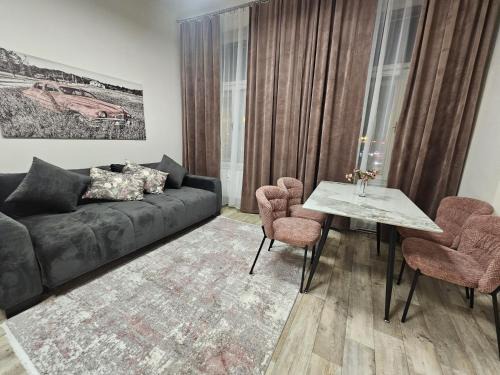 Golcuv Jenikov Apartment | Kompletně vybavený byt s ložnicí v centru u divadla