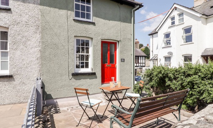 Brecon Cottage | KOOKY COTTAGE, pet friendly, with open fire in Brecon
