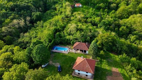 Mladenovac Villa | Kosmajski Beg: Vaša privatna vikendica sa bazenom
