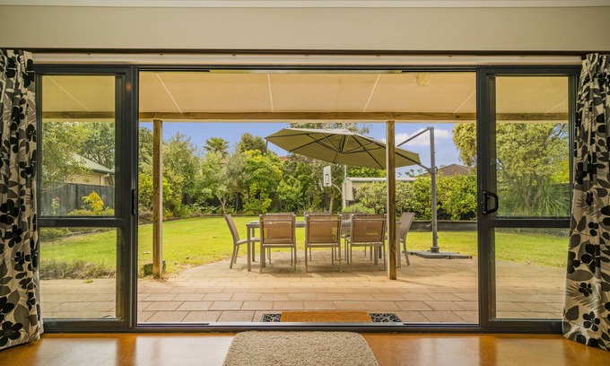 Matarangi Cottage | Kowhai Corner - Matarangi Holiday Home