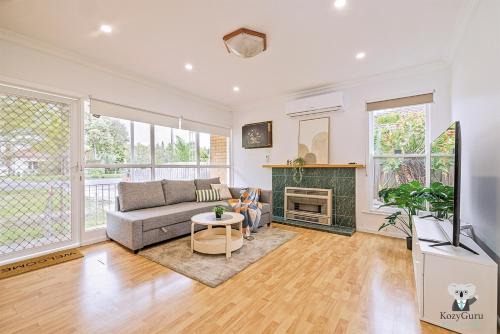 Maidstone House | KozyGuru | 3BR Close to Vic Uni & Footscray Hosp