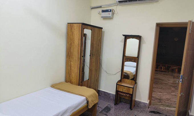 Tiruvannamalai Cabin | Ks rooms near by temple and giripradashan road car parking available