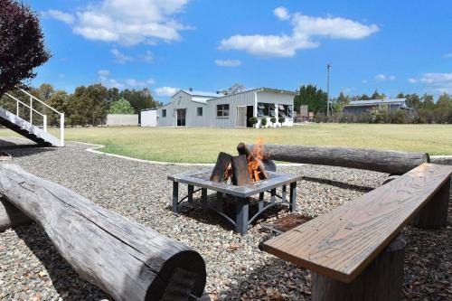 Broke House | Kulang Lodge in charming Broke with Large Swim Spa and games room suits up to 8 guests