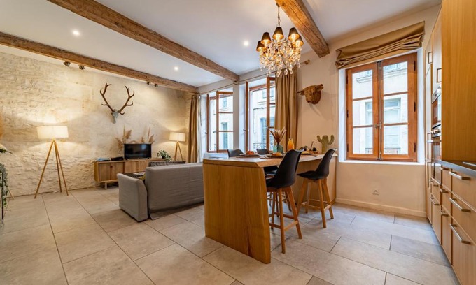 Nimes City Centre Apartment | L'élégance de la pierre au pied de la Maison Carrée - Une Nuit à Nîmes