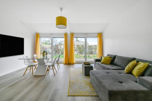 Evreux Apartment | L Apparté Beau 2 chb moderne avec jardin privé parking proche centre Évreux