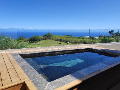 Les Avirons Apartment | L'ApparT, meublé de tourisme 4 étoiles, piscine chauffée et vue mer imprenable