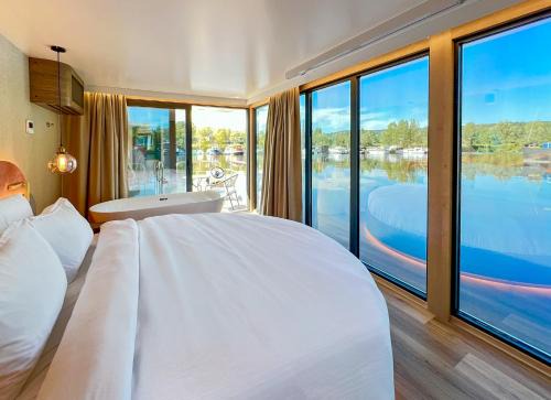 Verneuil-sur-Seine Hotel | L'Escale Royale Verneuil-sur-Seine