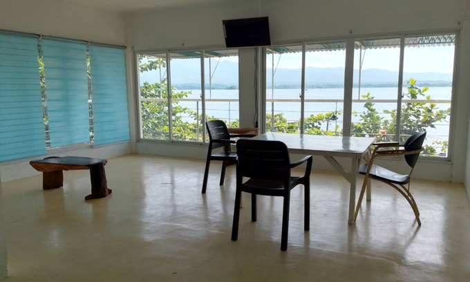 Masinloc Cabin | L Island House
