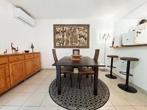 Foix Apartment | L'oasis urbain - Charme unique et piscine