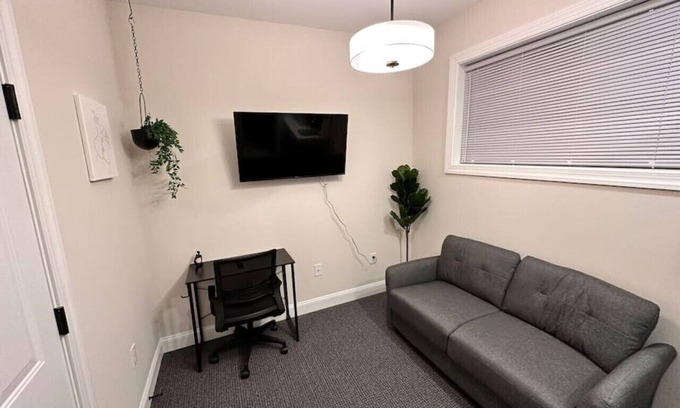 East Stroudsburg Apartment | L303 · The Lack - Queen Suite - B03