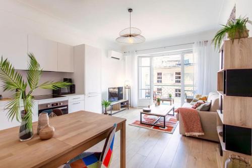Jean-Medecin Apartment | L53 1BR Hotel des Postes, Place Massena Terrace & AC