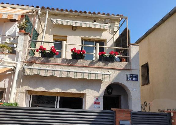 Premia de Mar House | La casita de Pe Beach