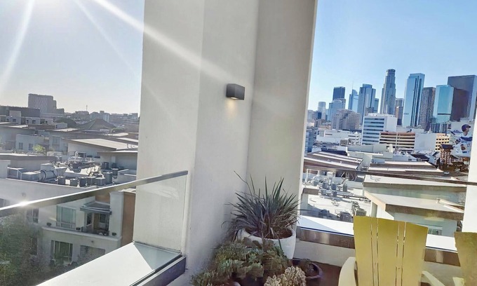 Little Tokyo Apartment | LA Escape: Stylish 2BR King Suite in Vibrant Little Tokyo