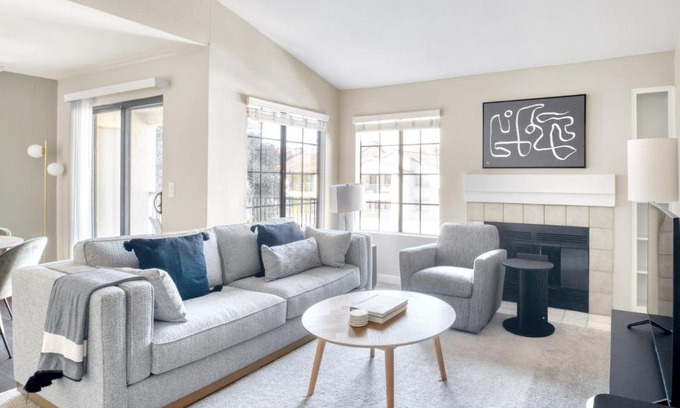 University City Apartment | La Jolla 1br w gym wd pool nr bars shops SAN-7