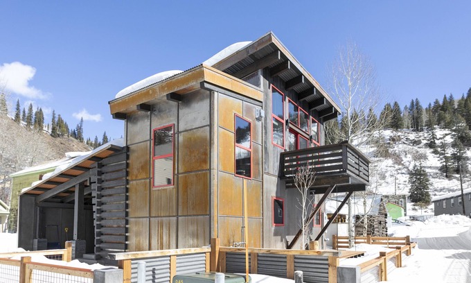 Red Cliff House | La Mina - New Mountain Retro Industrial home with WiFi- long term only