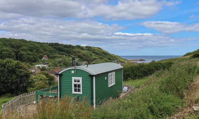 Skinningrove Cottage | LADY BIRD RETREAT, romantic, with hot tub in Skinningrove
