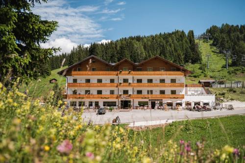 Livinallongo del Col di Lana Hotel | Laguscei Dolomites Mountain Hotel