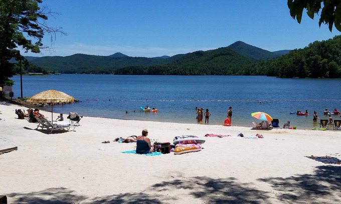 Hayesville Cottage | Lake Chatuge Country Cottages - Carolina Cottage - Free WiFi Parking & PremChnls