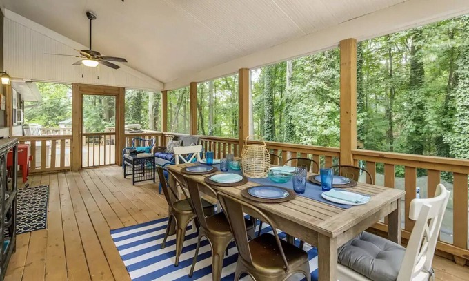 Gainesville Cottage | Lake Cottage + Party Dock + Fire Pit + Game Room + Loft