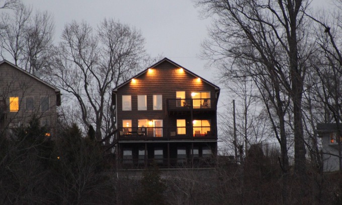 Somerset House | Lake Cumberland Lake Front Paradise! Overlooking Lee’s Ford! RECENTLY RENOVATED!