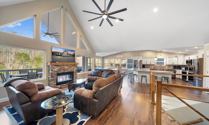 La Follette House | LAKE DAZE-Lakefront/No Wake/9br/12ba/Private Dock/Hot Tub/Sleeps 32