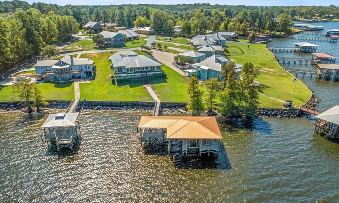 Zwolle House | Lake Escape Paradise: Premier fishing getaway