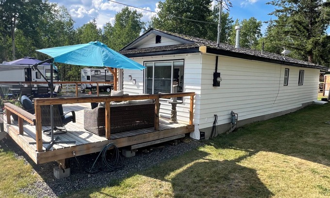 70 Mile House House | Lake Front Recreational Acre