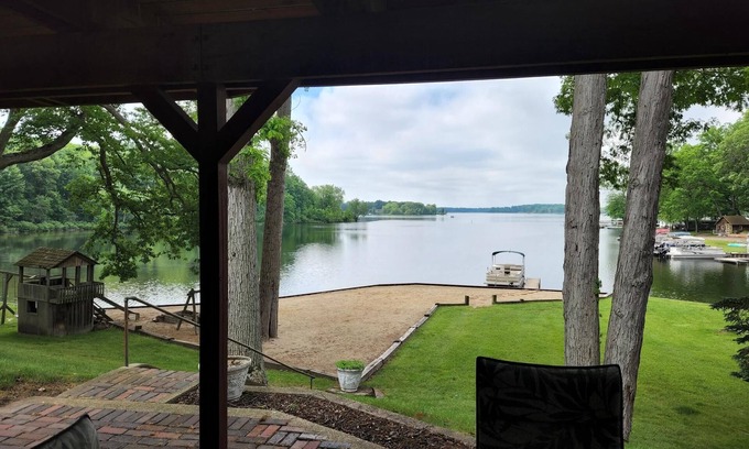 Coldwater House | Lake House Rental Pontoon Optional