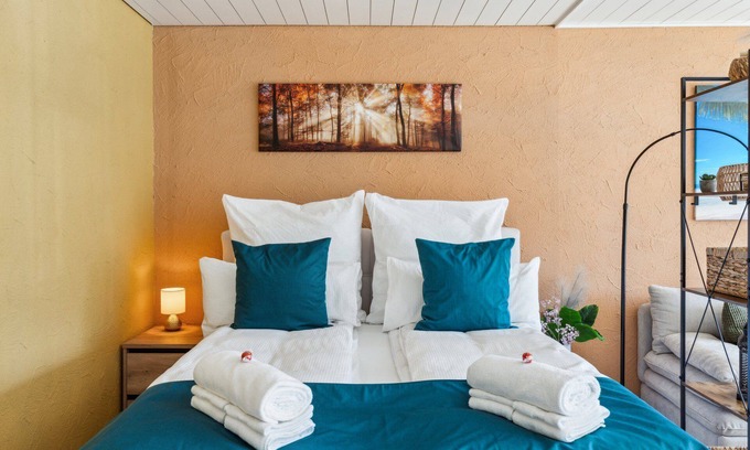 Ingenbohl Apartment | Lake I Mountain view - Smart TV, bathtub, table football