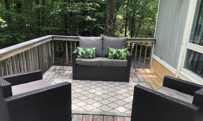 Pocono Pines Ski Chalet | Lake Naomi Chalet-with LNC temp. membership available