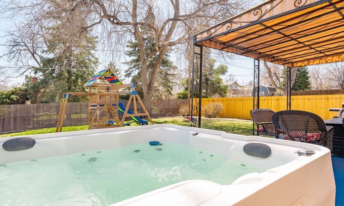 Northglenn House | ☆Lake Retreat ☆Hot Tub ☆Arcade ☆Playground ☆Gym