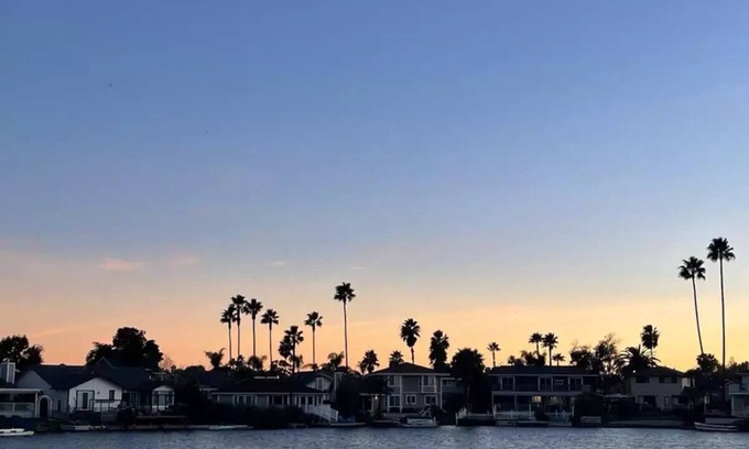 Discovery Bay House | Lake Retreat House in Discovery Bay