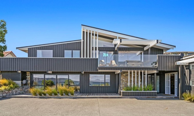 Waipahihi House | Lake Terrace Lodge Premium Home