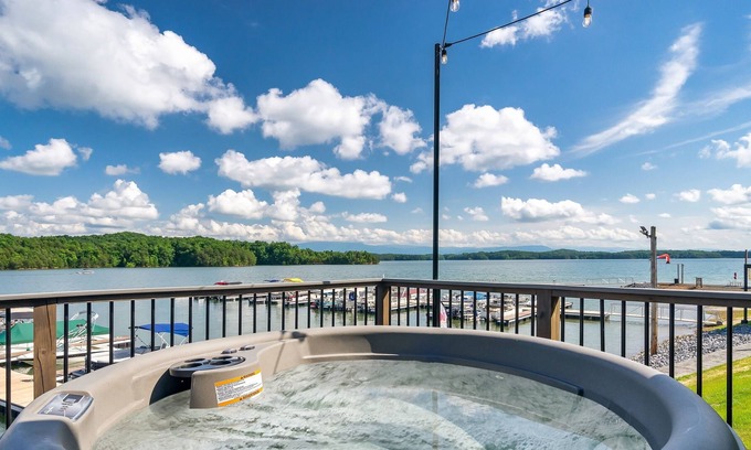 Dandridge Villa | Lake Therapy - Lake View / Mountain View / Fire Pit / Corn Hole / Hot Tub