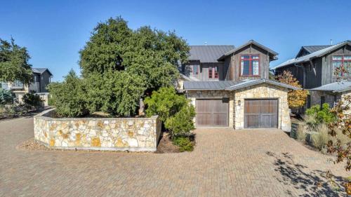 Spicewood House | Lake Travis Cottage - Hot Tub - Pickleball - BBQ